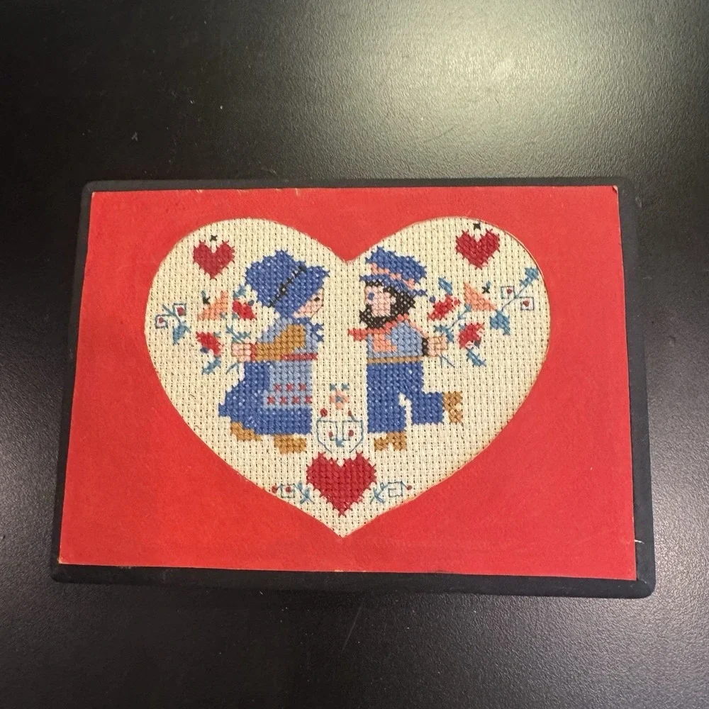 VTG Cross Stitch Heart Shaped Kissing Lovers Needlepoint‎ Cottagecore